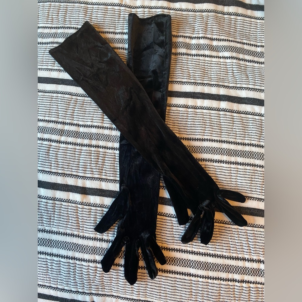 Black velvet gloves